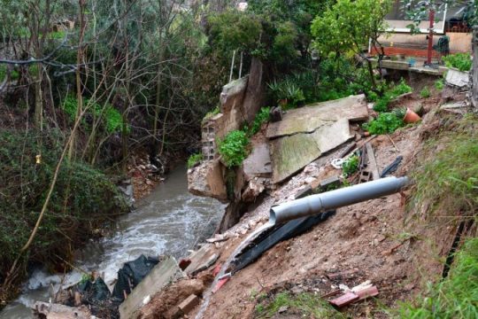 Αττική: Εκκενώθηκαν σπίτια, πλημμύρισαν δρόμοι- Που παρατηρούνται προβλήματα [εικόνες + βίντεο]